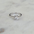 SOLITÄR LÅGPROFIL 4-KLO RUNDSLIPAD MOISSANITRING - 1.0ct