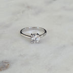 SOLITÄR LÅGPROFIL 4-KLO RUNDSLIPAD MOISSANITRING - 1.0ct