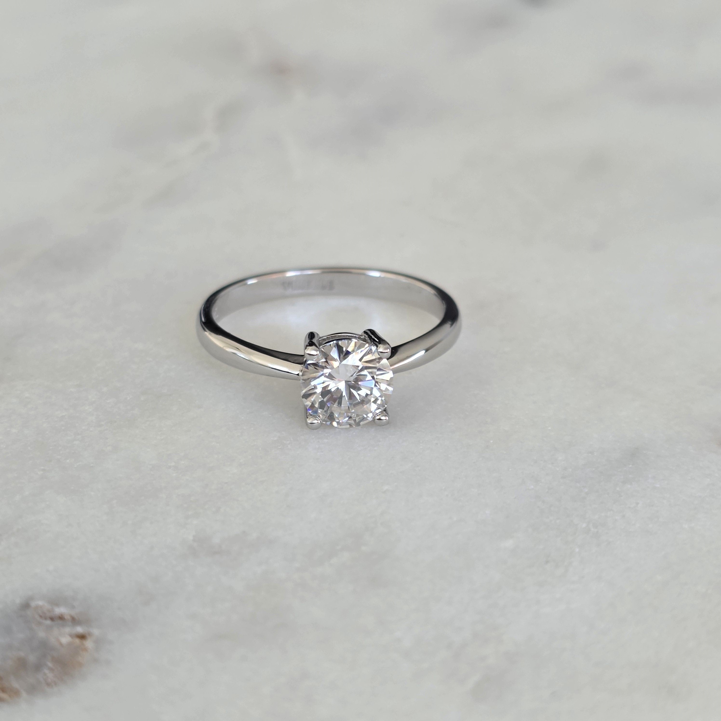 SOLITÄR LÅGPROFIL 4-KLO RUNDSLIPAD MOISSANITRING - 1.0ct
