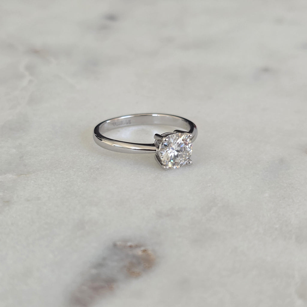 SOLITÄR LÅGPROFIL 4-KLO RUNDSLIPAD MOISSANITRING - 1.0ct