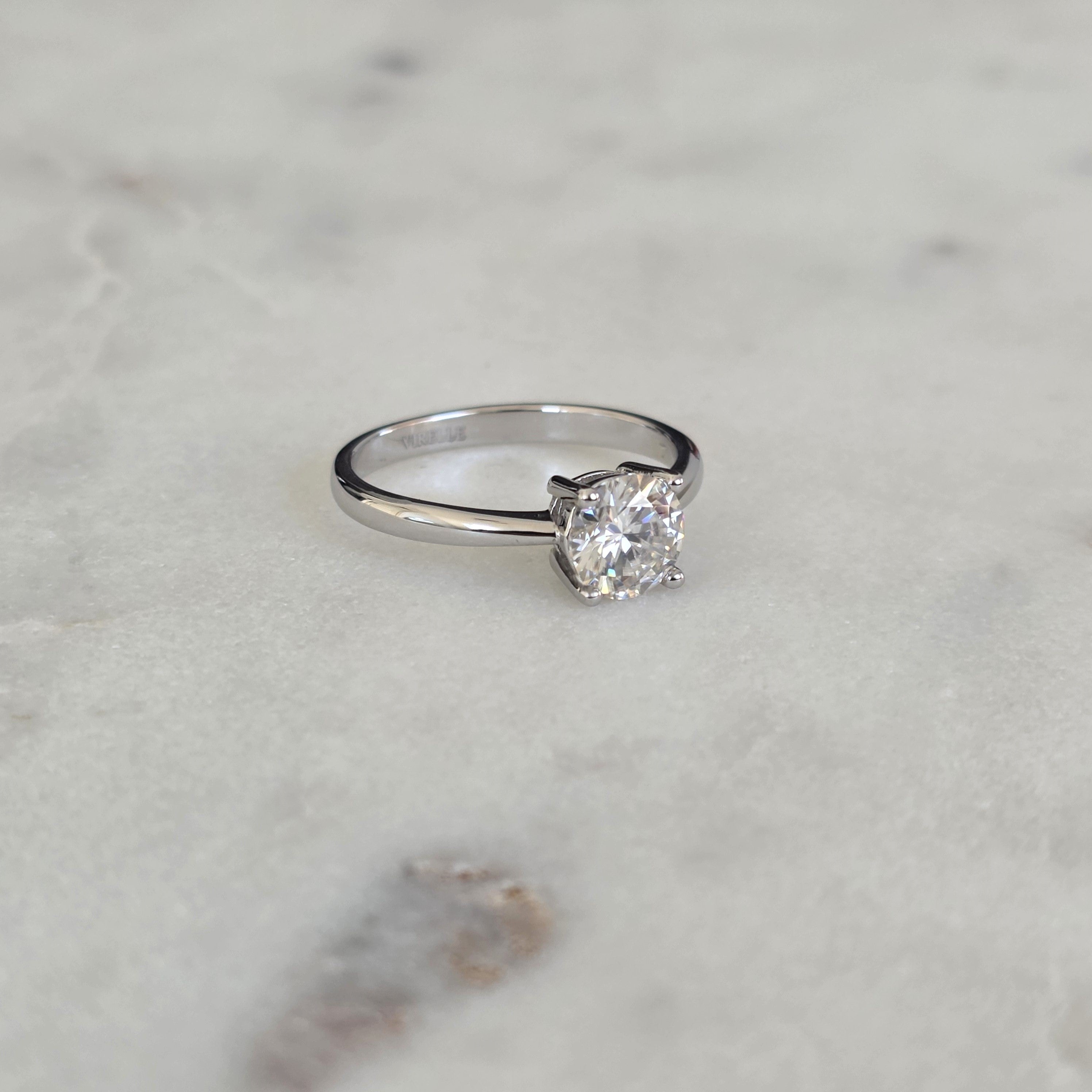 SOLITÄR LÅGPROFIL 4-KLO RUNDSLIPAD MOISSANITRING - 1.0ct