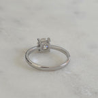 SOLITÄR LÅGPROFIL 4-KLO RUNDSLIPAD MOISSANITRING - 1.0ct