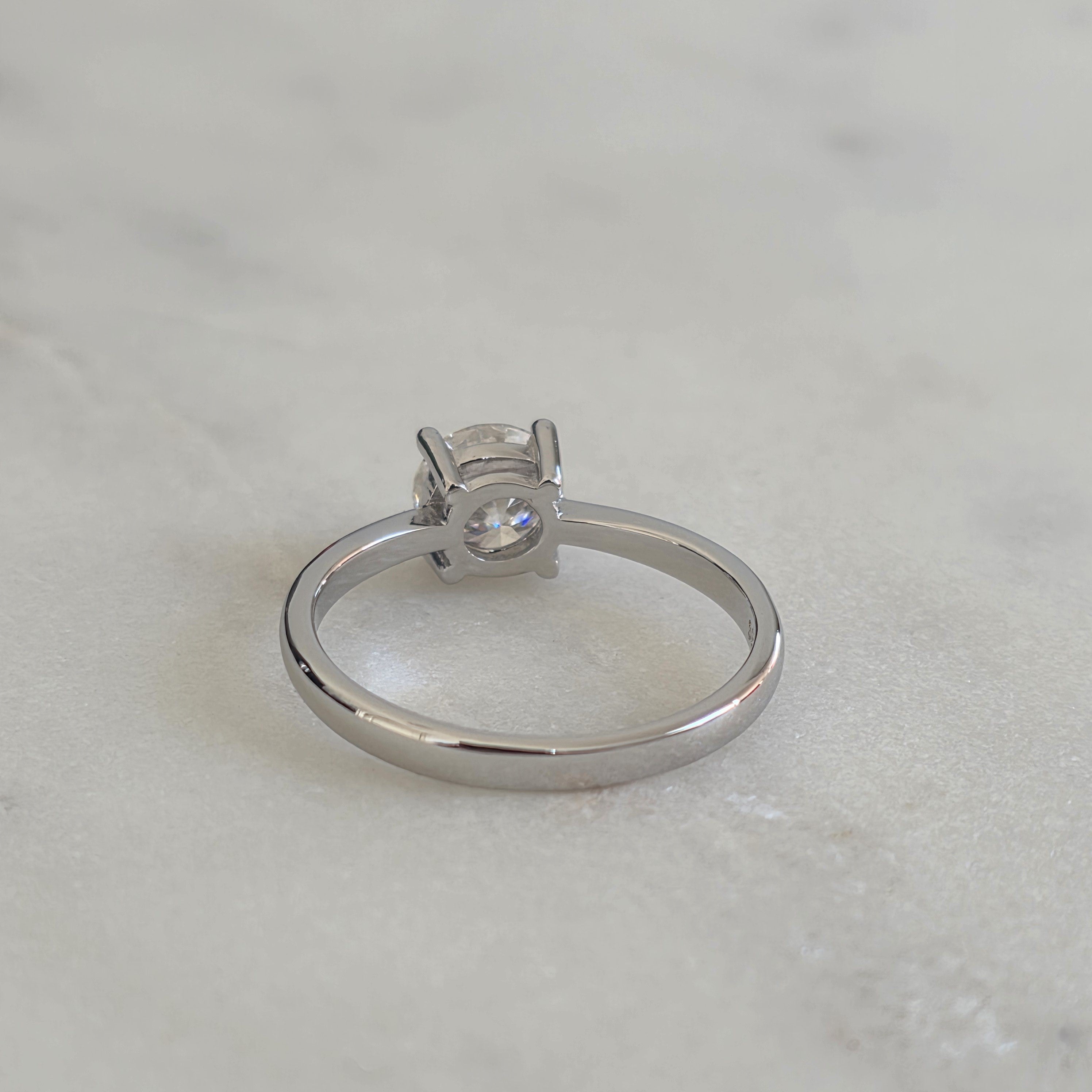 SOLITÄR LÅGPROFIL 4-KLO RUNDSLIPAD MOISSANITRING - 1.0ct