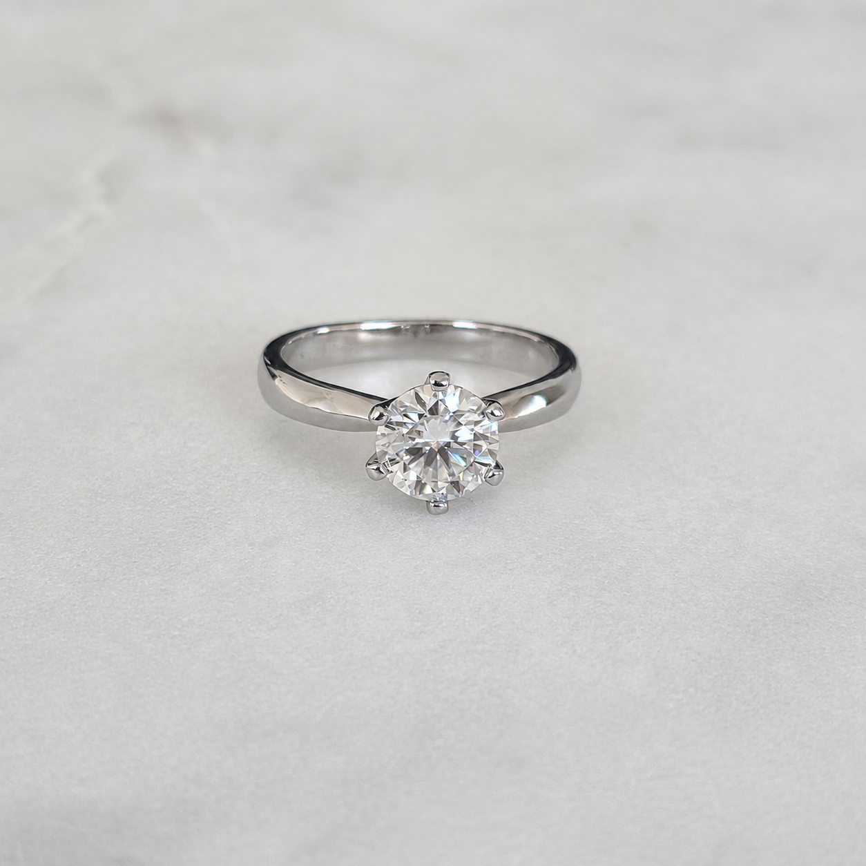 KLASSISK ENSTENSRING MED 6 KLOAR OCH RUNDSLIPAD MOISSANITE - 1.0ct