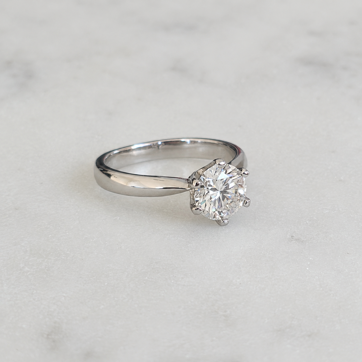 KLASSISK ENSTENSRING MED 6 KLOAR OCH RUNDSLIPAD MOISSANITE - 1.0ct