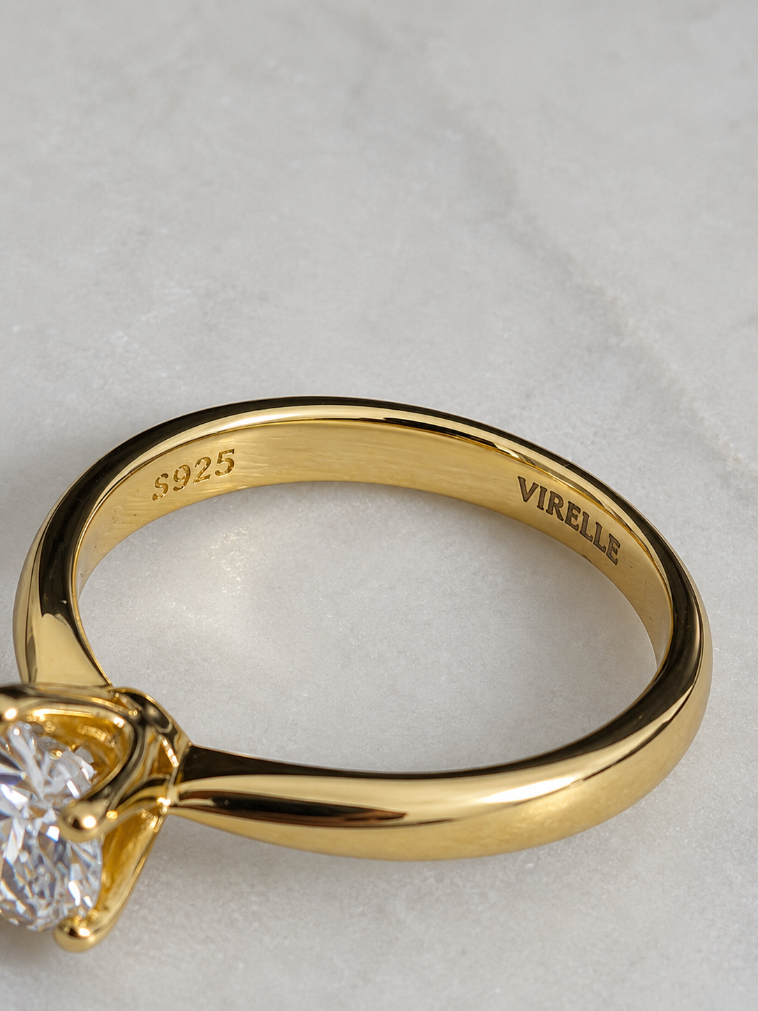 KLASSISK ENSTENSRING MED SEX KLOR RUNDSLIPAD MOISSANIT – 1,0 ct
