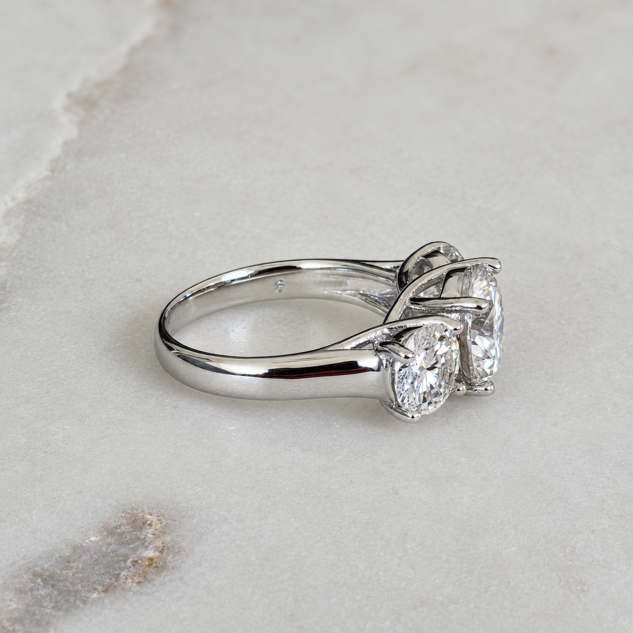 TRESTENSRING MED RUNDSLIPAD MOISSANIT – 5,0 ct