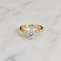 KLASSISK ENSTENSRING MED SEX KLOR RUNDSLIPAD MOISSANIT – 1,0 ct