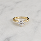 KLASSISK ENSTENSRING MED SEX KLOR RUNDSLIPAD MOISSANIT – 1,0 ct
