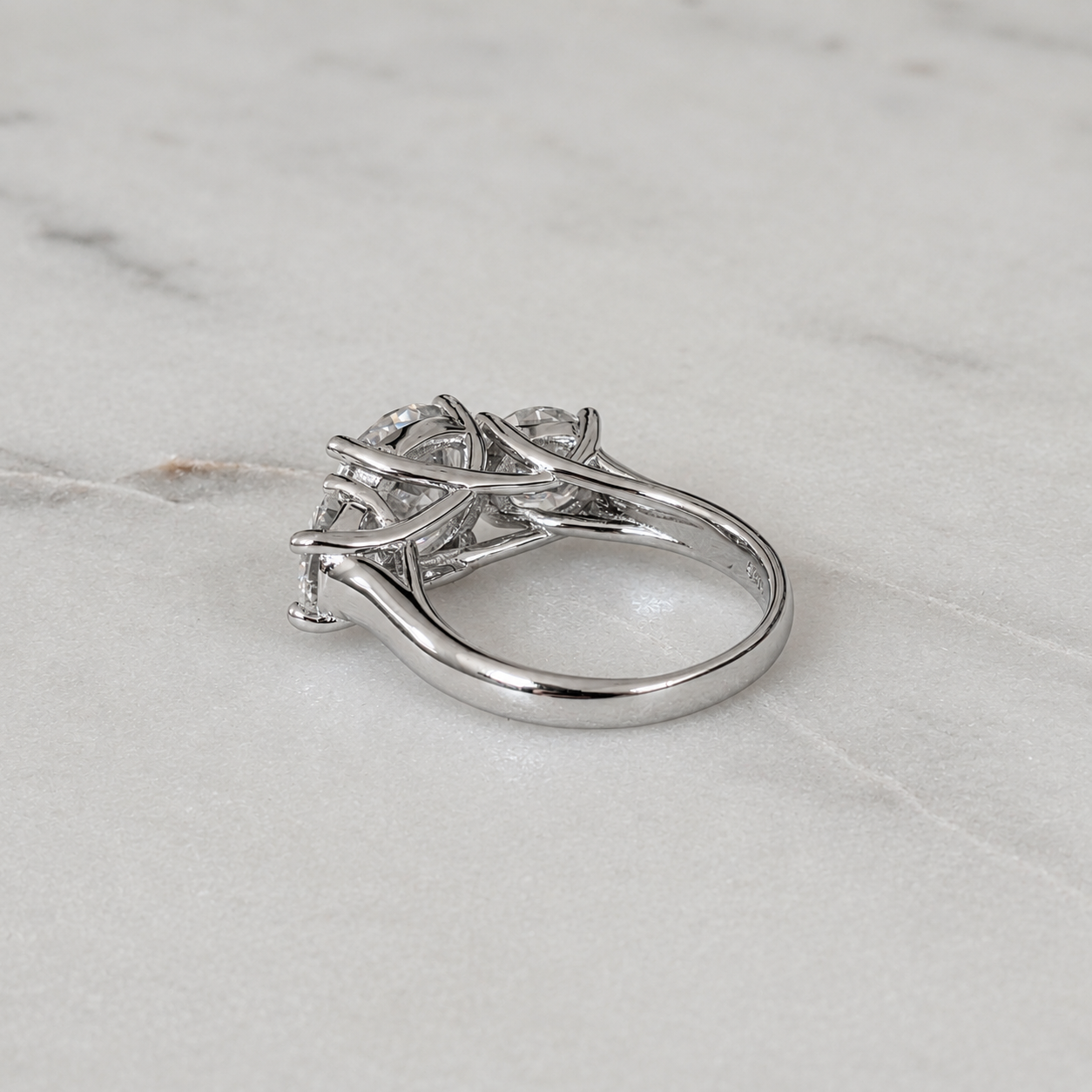 TRESTENSRING MED RUNDSLIPAD MOISSANIT – 5,0 ct