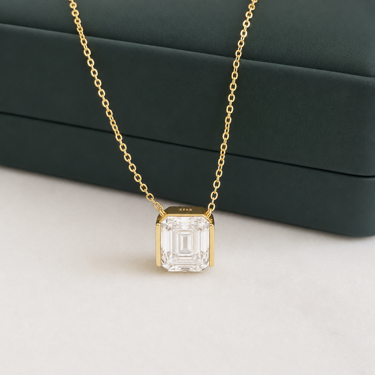 Halsband med smaragdslipad moissanit – 5,0 ct