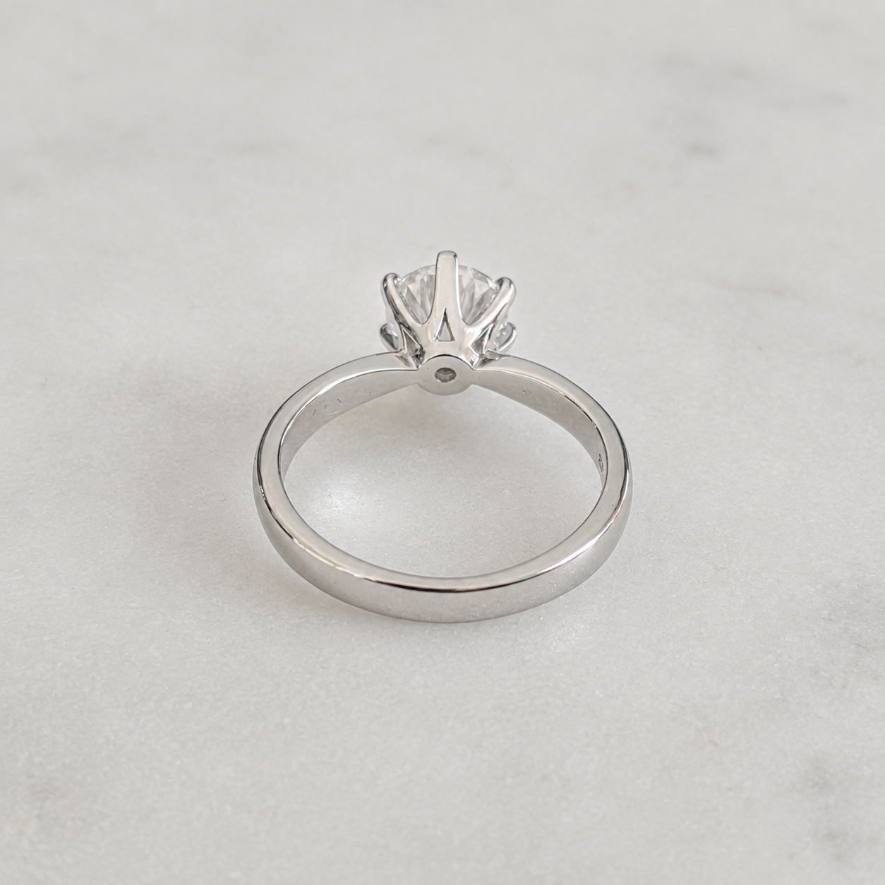 KLASSISK ENSTENSRING MED 6 KLOAR OCH RUNDSLIPAD MOISSANITE - 1.0ct