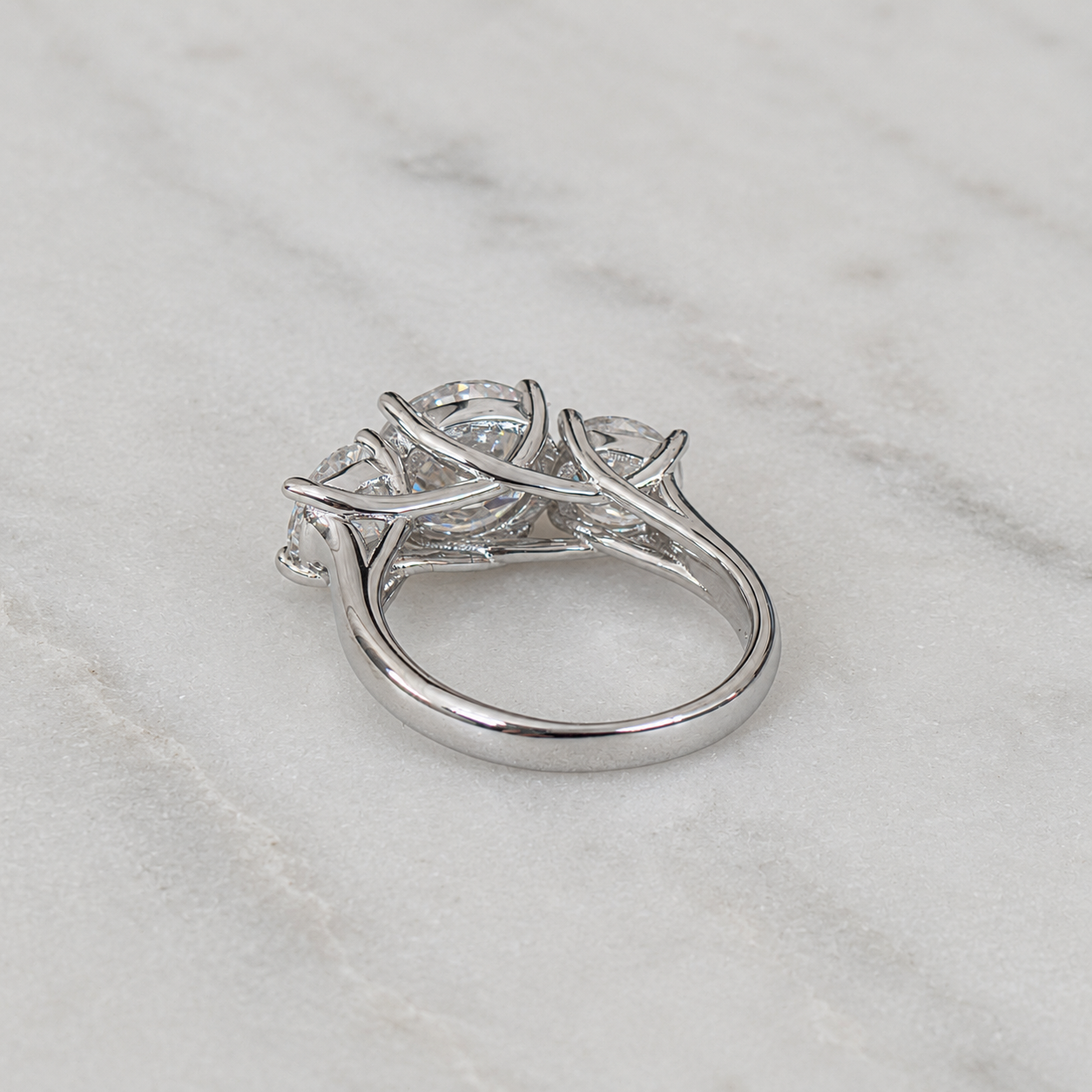 TRESTENSRING MED RUNDSLIPAD MOISSANIT – 5,0 ct