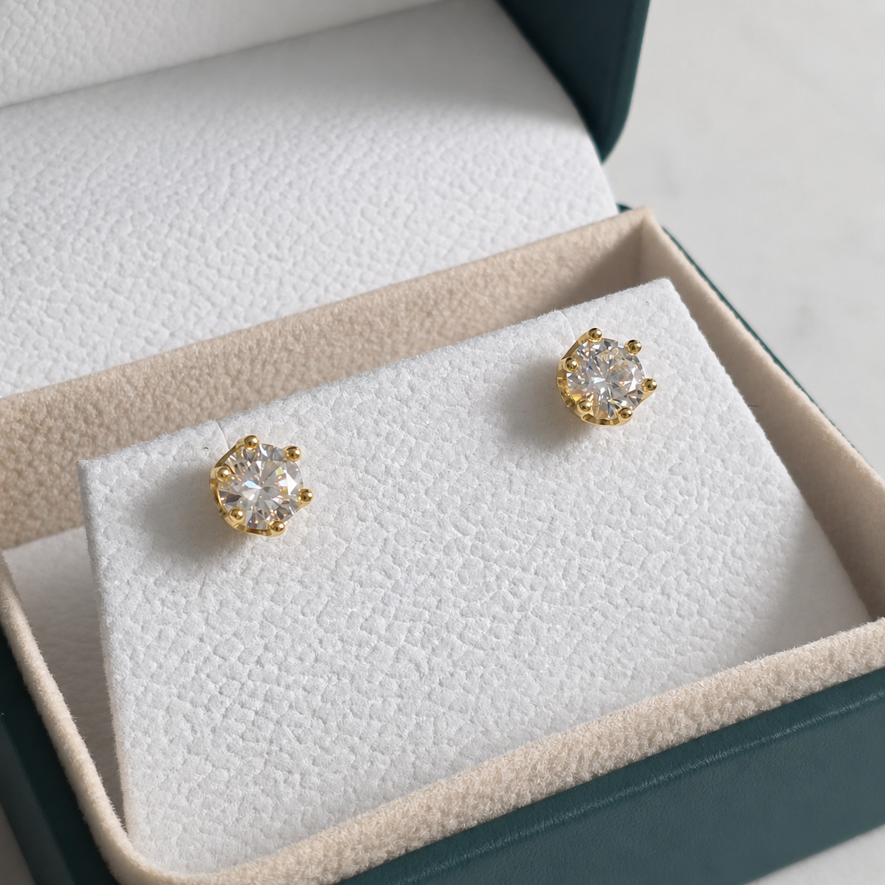 Rundslipad öronknopp Moissanite – 2.0ct